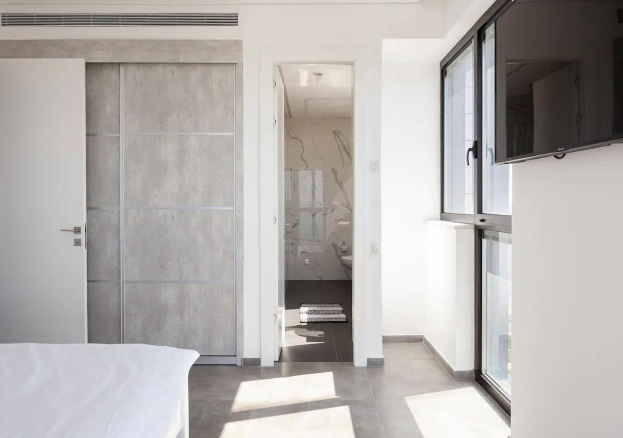 Апартаменти Oַ&O Group- Luxury Penthouse Jacuzzi Sea 36 Floor Бат-Ям Екстер'єр фото