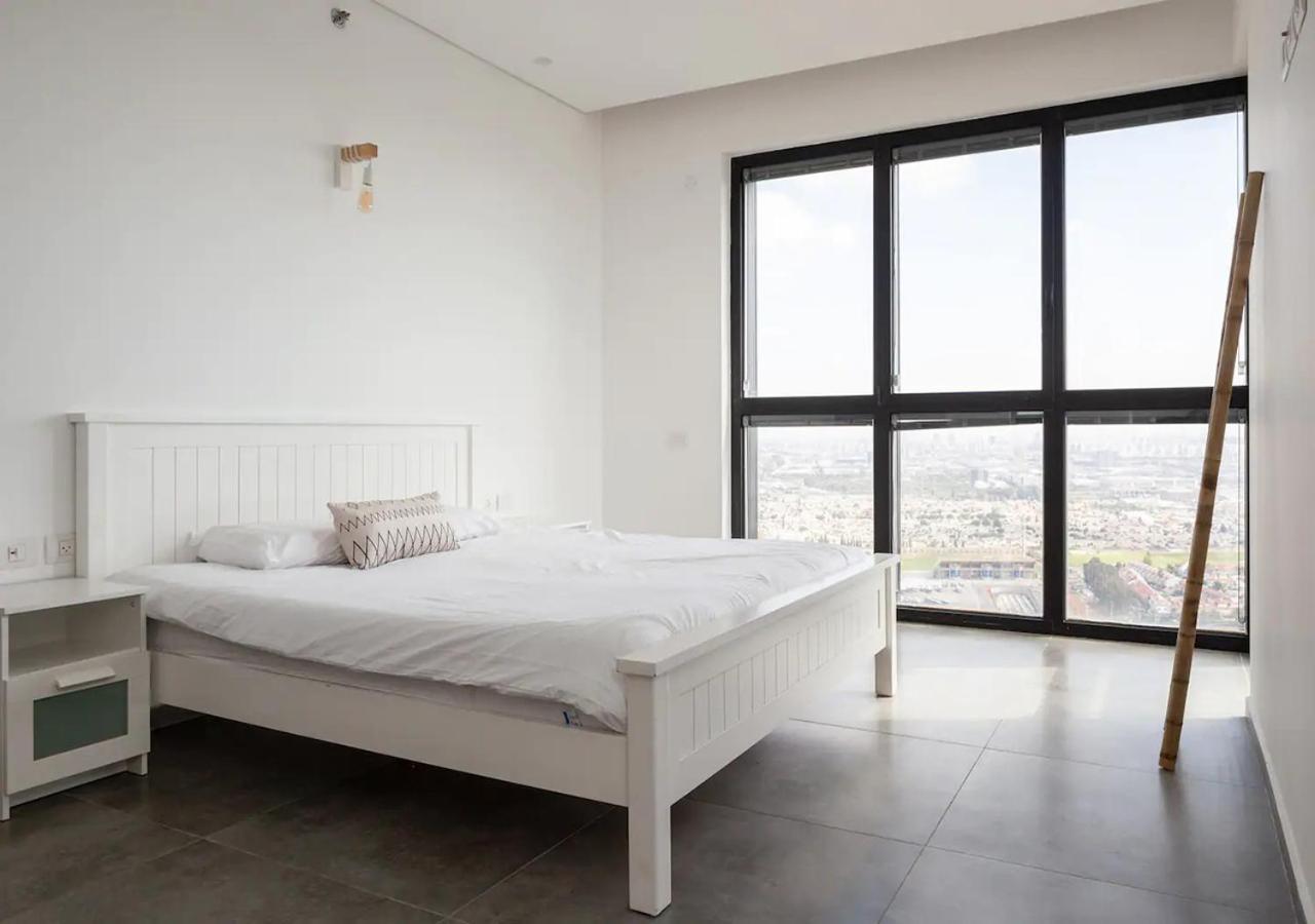 Апартаменти Oַ&O Group- Luxury Penthouse Jacuzzi Sea 36 Floor Бат-Ям Екстер'єр фото
